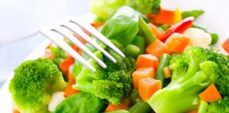 mixed vegetables with broccoli and carrots on a plate