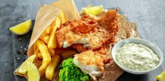 Fish and chips with mushy peas and tartar sauce